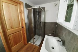 a bathroom with a shower and a sink at Appartamento vicino al centro da Lori in Bormio