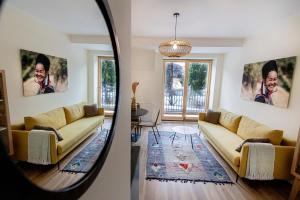 - un salon avec un canapé et un miroir dans l'établissement T9 Zakopane, à Zakopane