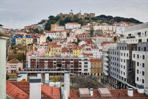 里斯本的住宿－Castle View at Lisbon Heart By TimeCooler，享有一座山丘上建筑的城市美景