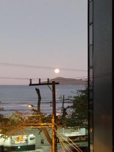 vistas al océano desde la ventana de un edificio en Apê Balneário Camboriú Pé na Areia próximo a Roda gigante Com Churrasqueira, en Balneário Camboriú