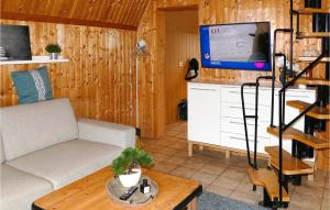 sala de estar con sofá y TV de pantalla plana en Lovely Home In Wernigerode With Kitchen, en Wernigerode