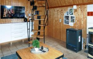 sala de estar con mesa y escalera de caracol en Lovely Home In Wernigerode With Kitchen, en Wernigerode