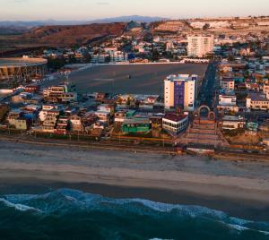 uma vista aérea da praia e dos edifícios em Hotel Jatay em Tijuana
