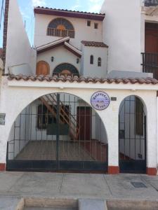 um edifício com uma arcada em frente a um edifício em Hospedaje de los Reyes em Huarmey