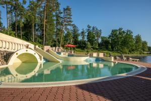 Piscina a Cantervilla Castle o a prop