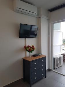 Telewizja i/lub zestaw kina domowego w obiekcie Nice studio with pool and internet fiber