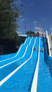 Bazén v ubytování MH 6-8p - tt équipé - WIFI inclus - camping 4e bord de lac nebo v jeho okolí