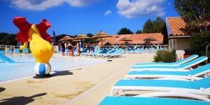 Bazén v ubytování MH 6-8p - tt équipé - WIFI inclus - camping 4e bord de lac nebo v jeho okolí