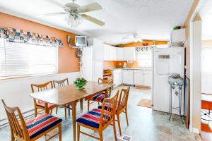een keuken met een tafel en stoelen en een koelkast bij Long Island Village Unit 638 Sand Dollar Drive in Port Isabel