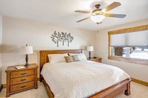 sypialnia z łóżkiem i wentylatorem sufitowym w obiekcie Mountain Golf Retreat w mieście McCall