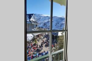 シエラネバダにあるApartamento en la mejor zona de la Sierra junto a los remontes Reformado en 2021の人々の窓からの眺め