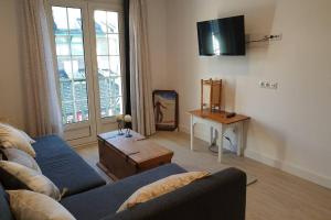 una sala de estar con un sofá y una mesa en Apartamento en la mejor zona de la Sierra junto a los remontes Reformado en 2021, en Sierra Nevada