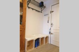 una habitación con una puerta con un banco al lado en Apartamento en la mejor zona de la Sierra junto a los remontes Reformado en 2021, en Sierra Nevada 11 fotos más