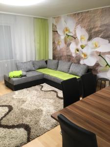 uma sala de estar com um sofá e uma mesa em Apartament mit Balkon em Lahr