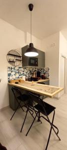 A kitchen or kitchenette at GELSO HOME