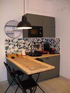A kitchen or kitchenette at GELSO HOME