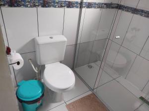 a white bathroom with a toilet and a shower at Cantinho Almeida in Alto Paraíso de Goiás +7 photos