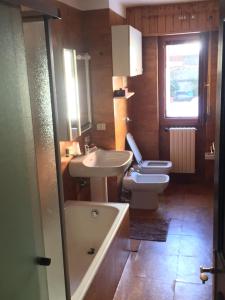 Koupelna v ubytování residenza in zona Pontedilegno T02034