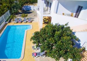 an overhead view of a swimming pool next to a building at Villa Nespereira by Algarve Vacation in Albufeira