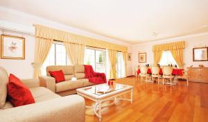 un soggiorno con divano e tavolo di Villa Nespereira by Algarve Vacation ad Albufeira