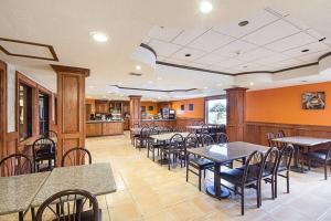 A restaurant or other place to eat at Shary Inn and Suites