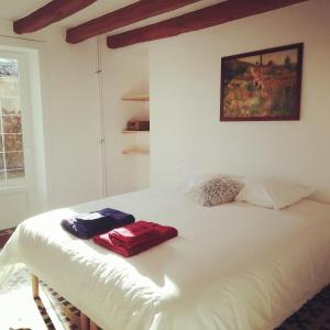 a white bed with two pillows on top of it at Maison Terracotta, le calme aux portes de Poitiers in Saint-Julien-lʼArs