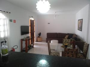 a living room with a couch and a table at Casa próxima à Basílica in Aparecida