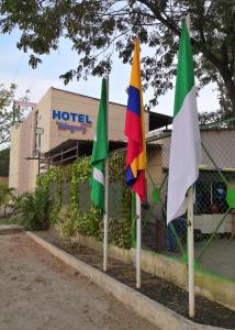 una fila de banderas delante de un hotel en Hotel Campestre Maguey, en Mangue