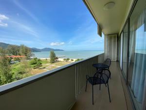 峇都丁宜的住宿－海濱公寓@溫馨海濱之家（峇都丁宜）。，阳台配有桌椅,享有海景。
