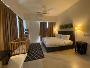 峇都丁宜的住宿－海濱公寓@溫馨海濱之家（峇都丁宜）。，酒店客房,配有床和沙发