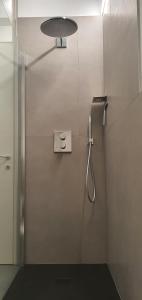 una ducha en un baño con puerta de cristal en B&B Panemiele, en Sondrio 18 fotos más