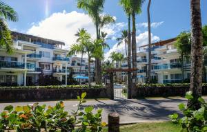 a view of the apartment buildings at the resort at Palmeraie Terrenas beach apartamento in Las Terrenas