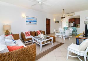 uma sala de estar com um sofá, cadeiras e uma mesa em Palmeraie Terrenas beach apartamento em Las Terrenas