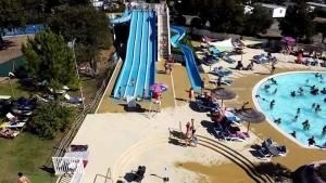 Bazén v ubytování MH 6-8p - tt équipé - WIFI inclus - camping 4e bord de lac nebo v jeho okolí