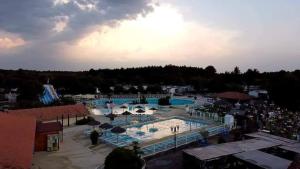 Bazén v ubytování MH 6-8p - tt équipé - WIFI inclus - camping 4e bord de lac nebo v jeho okolí