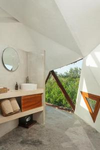 Ett badrum på Mamasan Treehouses & Cabins