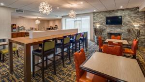 a restaurant with tables and chairs and a bar at Best Western Fishers Indianapolis Area in Fishers