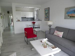 Uma área de estar em Contemporary Apartment in Antibes with Terrace