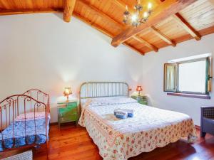 - une chambre avec un lit et un plafond en bois dans l'établissement Belvilla by OYO Farmhouse with Private Terrace, à Cocciglia