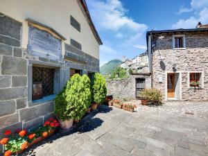 un bâtiment en pierre avec des plantes en pot devant lui dans l'établissement Belvilla by OYO Farmhouse with Private Terrace, à Cocciglia