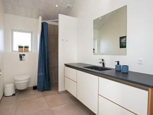 Et badeværelse på 12 person holiday home in Løkken-By Traum + 34 billeder
