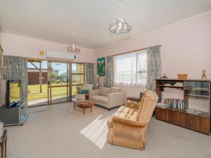 Χώρος καθιστικού στο Cosy at Cooks - Cooks Beach Downstairs Unit