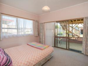 Postel nebo postele na pokoji v ubytování Cosy at Cooks - Cooks Beach Downstairs Unit