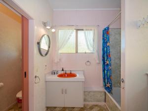Ένα μπάνιο στο Cosy at Cooks - Cooks Beach Downstairs Unit +16 φωτογραφίες