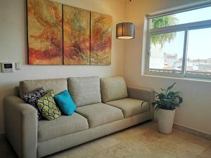 uma sala de estar com um sofá e uma janela em Condominio Panamá em Puerto Vallarta