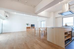 Habitación vacía con cocina y mesa en PERCH, en Kagoshima