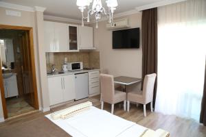eine Küche mit einem Tisch und Stühlen sowie ein Esszimmer in der Unterkunft "HOLIDAY" apartments & rooms in Ulcinj