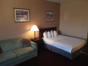 Säng eller sängar i ett rum på FairBridge Inn & Suites Williston