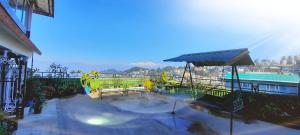 eine Terrasse mit einem Picknicktisch und einem Sonnenschirm in der Unterkunft Yuma D Homestay in Darjeeling