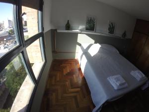 sypialnia z łóżkiem i dużym oknem w obiekcie Nazaret III - Espíritu Güemes - La Cañada y Laprida w Córdobie